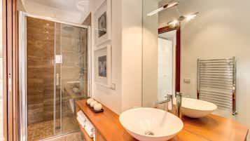 Dusche, Haartrockner, Hausschuhe, Bidet