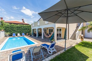 Utomhuspool och uppvärmd pool