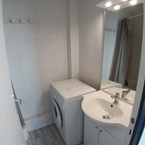 Combined shower/bathtub, hair dryer