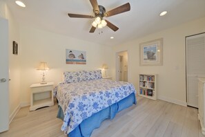 2 bedrooms, iron/ironing board, free WiFi, bed sheets - Starfish Cottage - sleeps 4 guests  in 2 bedrooms (Anna Maria Island)