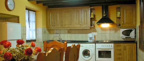 Een koelkast, een microgolfoven, een oven, een kookplaat