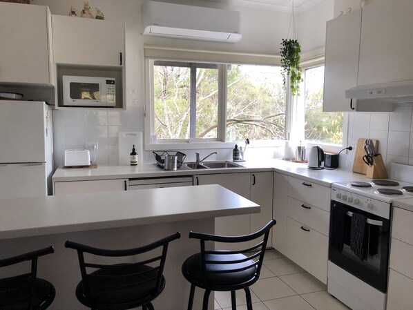 Fridge, microwave, oven, stovetop - Bird Hill - A Garden Retreat in the Yarra Valley - Get Up Close to Native Birds (Woori Yallock)
