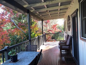 Outdoor dining - Bird Hill - A Garden Retreat in the Yarra Valley - Get Up Close to Native Birds (Woori Yallock)