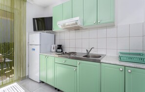 Fridge, stovetop, coffee/tea maker, cookware/dishes/utensils - Awesome apartment in Jurandvor with WiFi (Jurandvor)