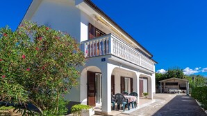 A two-story house with a balcony, a covered patio, and a garden. - Awesome apartment in Jurandvor with WiFi (Jurandvor)