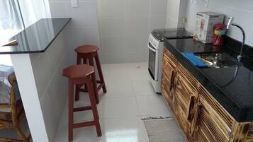 Geladeira, micro-ondas, cooktop, cafeteira/chaleira