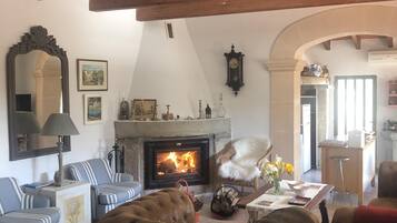 Televisie en een open haard