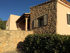 Un edificio con fachada de piedra y techo plano.