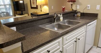 5 min. to Madiera Beach, Fl. GATED. PERFECT & COZY!