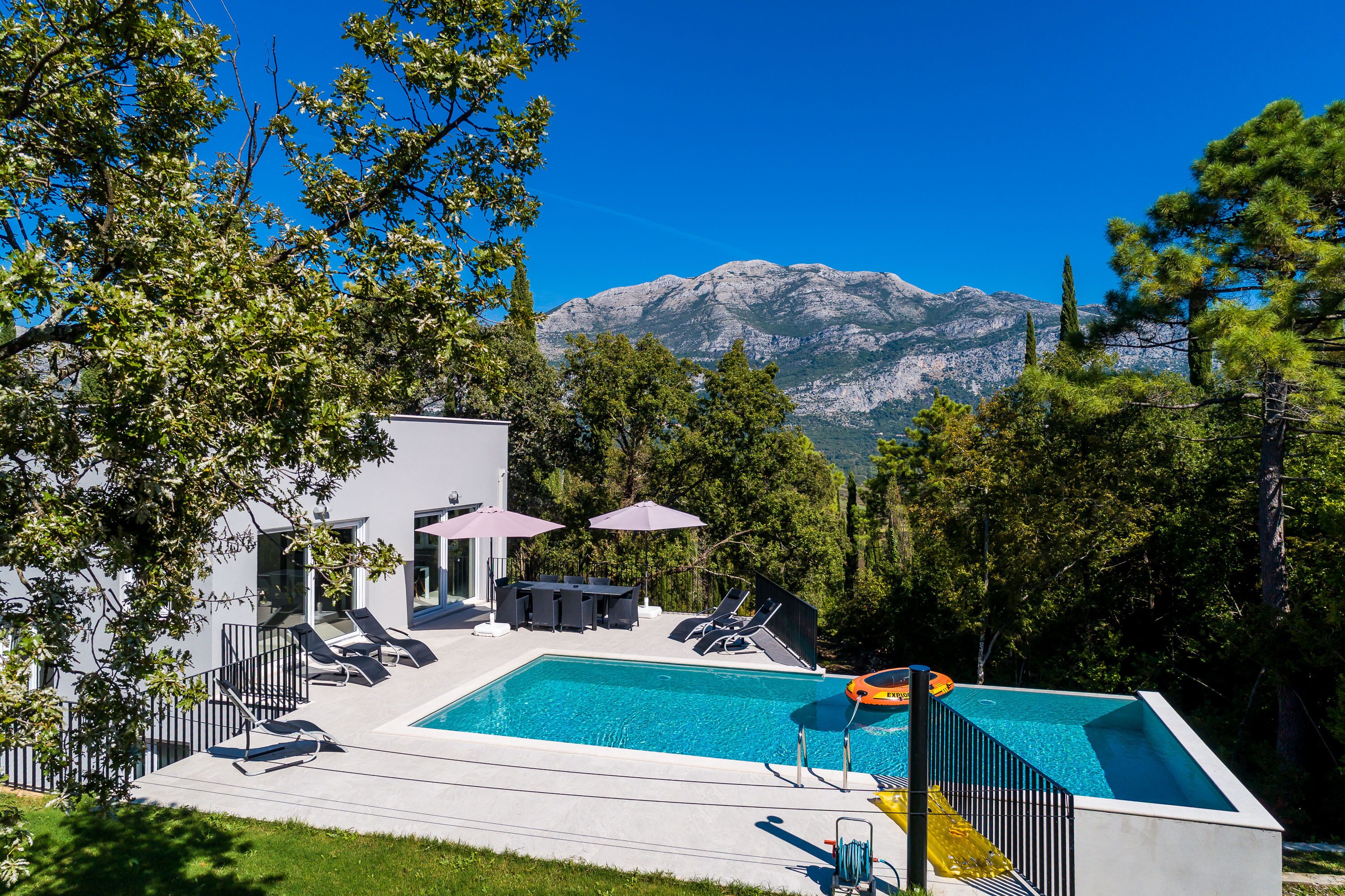 Una piscina al aire libre, tumbonas