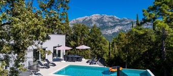 Villa Splendor, new modern 5 bedroom, near Dubrovnik, heated pool with parking