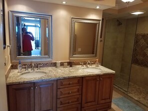 Shower, hair dryer, towels, soap - 2100+ sq.ft beachfront condo + pool! Monthly discounts! (30 day minimum) (Bonita Springs)