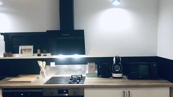 Réfrigérateur, micro-ondes, four, plaque de cuisson