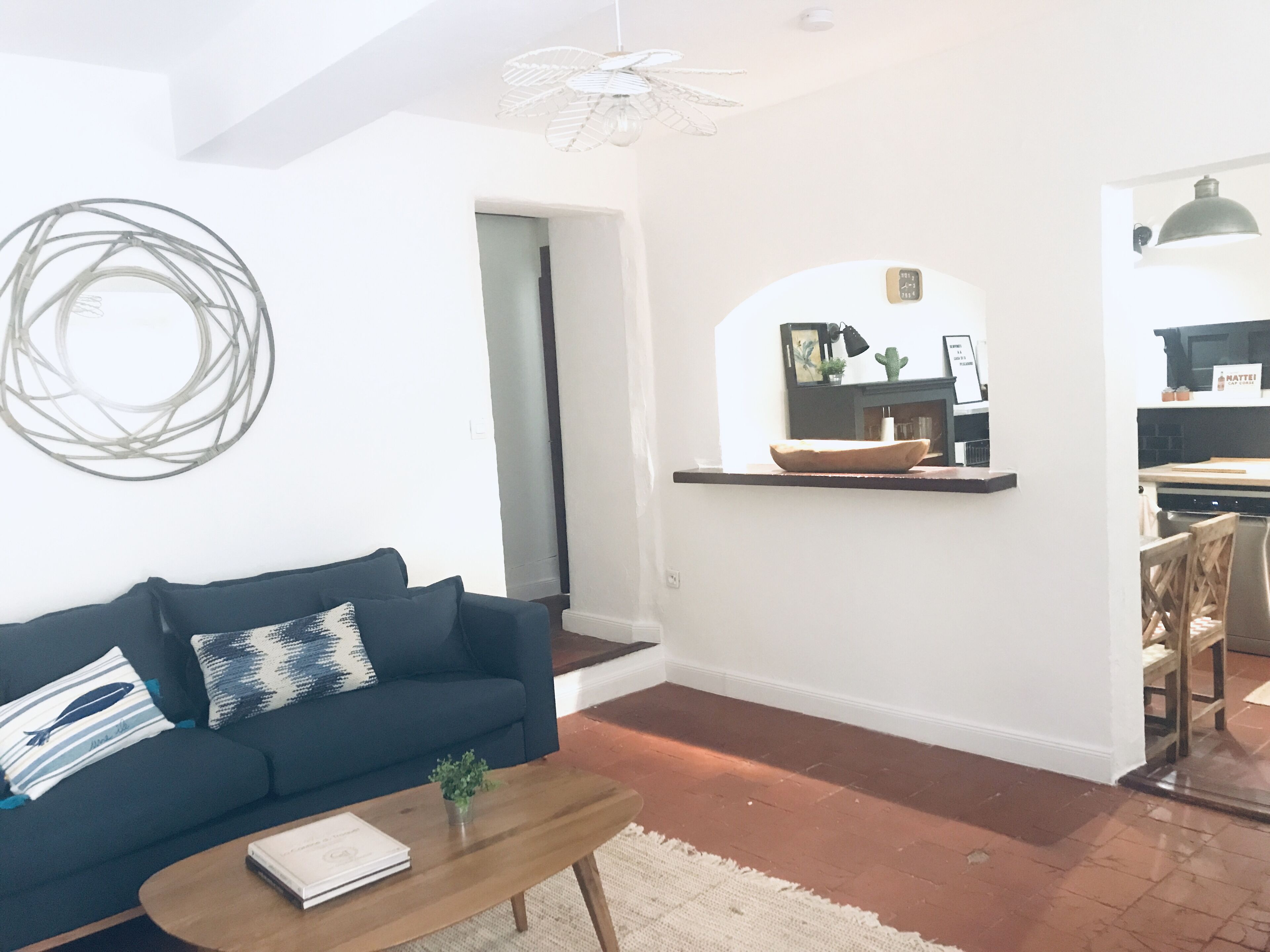 テレビ、暖炉、書庫