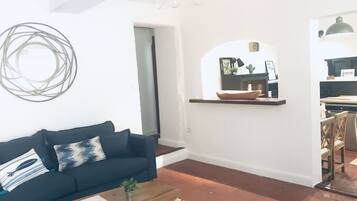 Fernseher, Kamin, Bücher