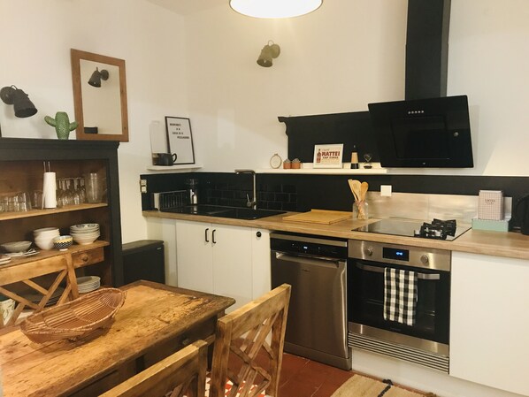 Réfrigérateur, four à micro-ondes, un four, surface de cuisson