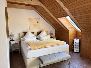 1 soveværelse, pengeskab på værelset, strygejern/strygebræt