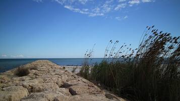 Ubicación cercana a la playa, tumbonas y toallas de playa