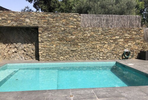 Quiet villa with pool and near the sea.