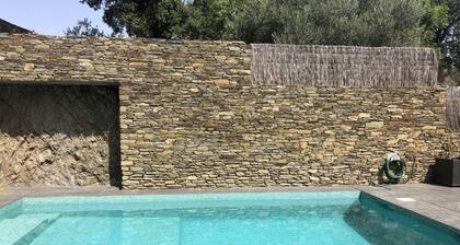 Quiet villa with pool and near the sea.