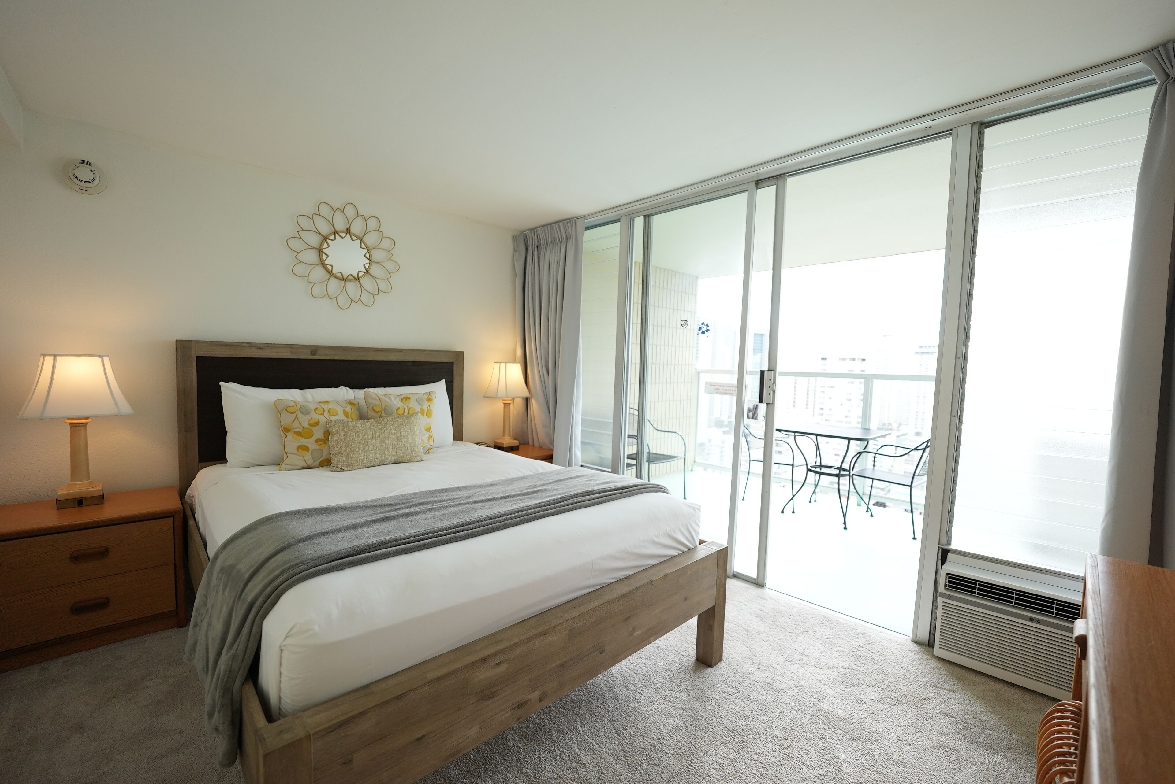 Island Colony. Great View and Great 1 Bedroom in the Center of Waikiki (IC02)