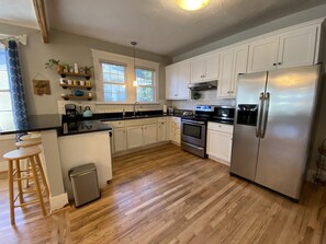 Fridge, microwave, oven, stovetop - Master’s Getaway: 10 mins from National; 30 s walk from AMAZING coffee & drinks! (Augusta)