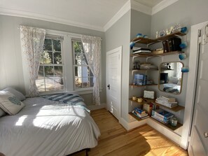 3 bedrooms, iron/ironing board, WiFi, bed sheets - Master’s Getaway: 10 mins from National; 30 s walk from AMAZING coffee & drinks! (Augusta)