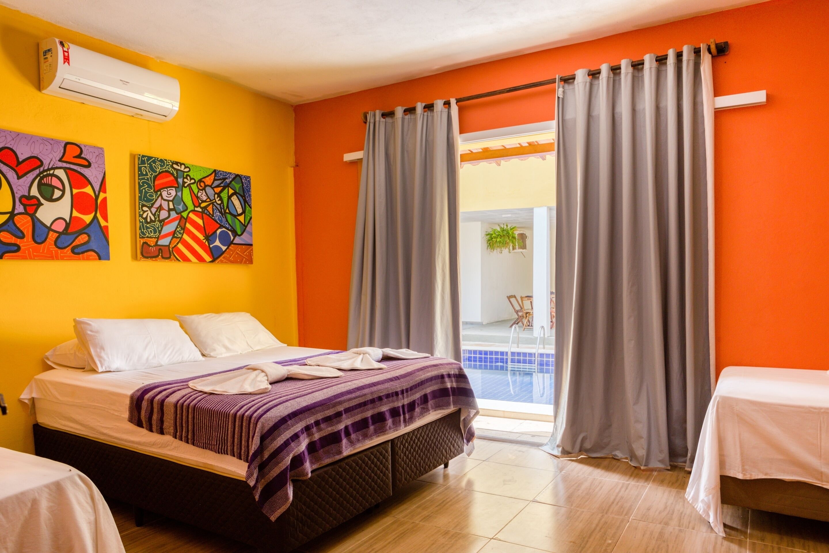 Minibar, escritorio, wifi gratis y ropa de cama 