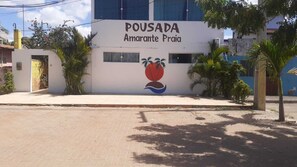 Un edificio con un letrero que dice "POUSADA Amarante Praia".