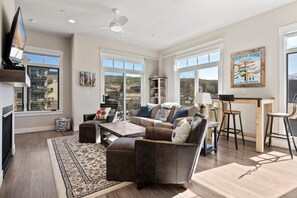 Smart TV, fireplace, video games, Hulu - Luxury Loft 24 I Hot Tub I Great Views I Best Price I Discounted Attractions (Winter Park)