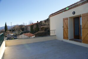 Property grounds - House in Taulis Catalan in the hinterland near Perpignan (Taulis)