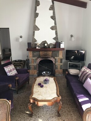 Fernseher, Kamin, Stereoanlage