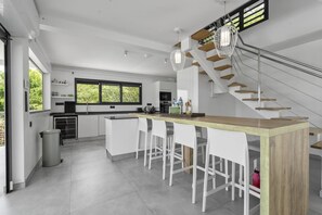 Kühlschrank, Mikrowelle, Ofen, Geschirrspüler