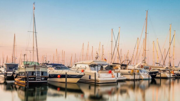 A marina with multiple boats docked. - 🌊 Holiday home for 6 in Grömitz | 2 bathrooms, garden & beach chair on the beach (Grömitz)