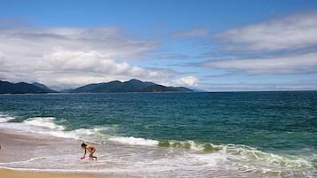 Perto da praia, espreguiçadeiras