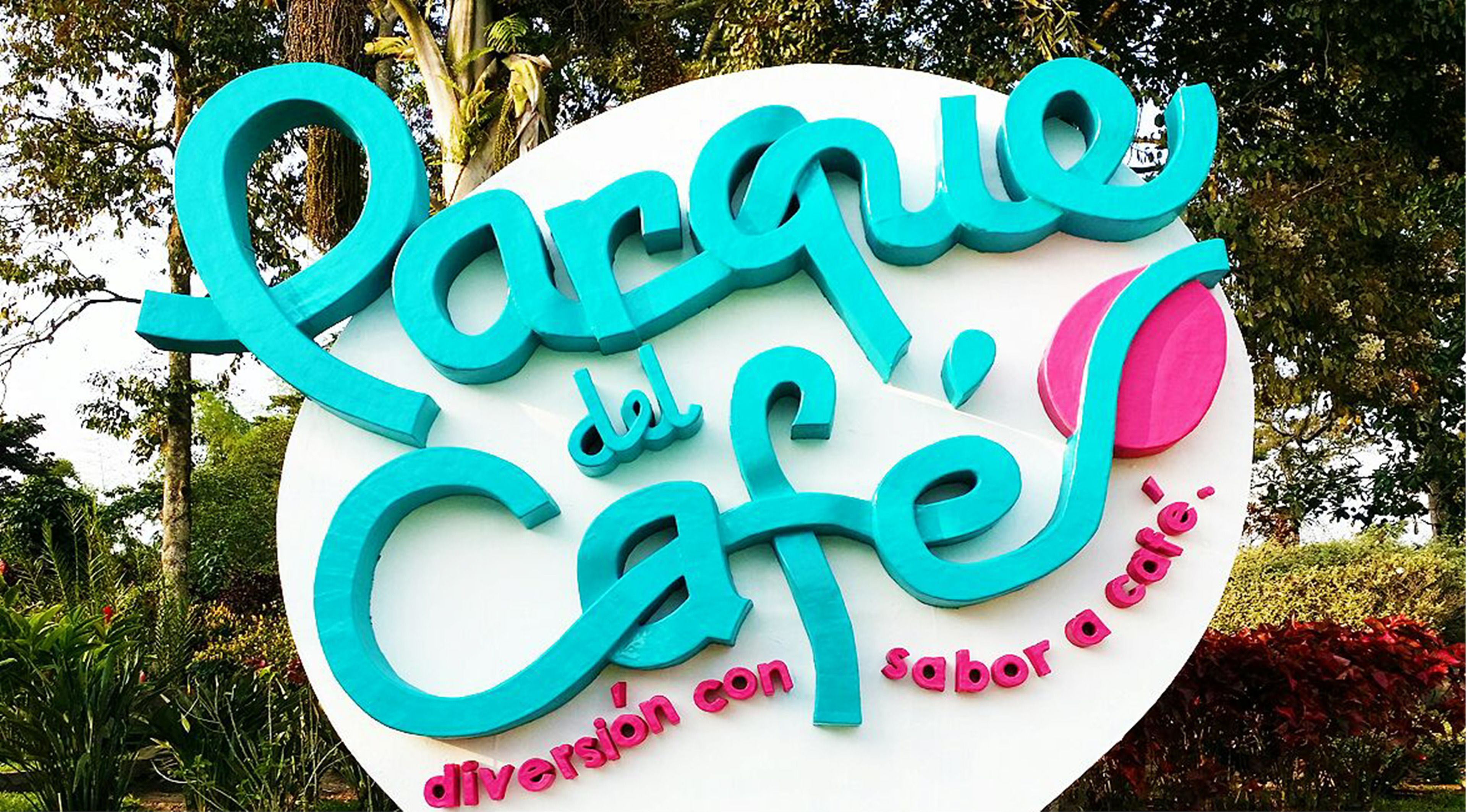 A sign for 'Parque del Café' with the text 'diversión con sabor a café'.