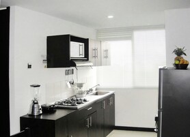 Appartamento familiare, letti multipli, bagno privato, vista montagna | Cucina privata | Frigorifero, microonde, piano cottura, macchina per tè/caffè