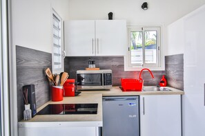 Refrigerador, microondas, cafetera y tetera y tetera eléctrica 