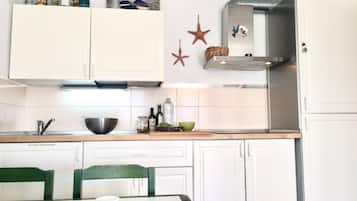 Refrigerador, parrilla de estufa, cafetera y tetera y tetera eléctrica