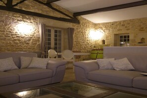 Interior - Old restored winery (Gaillan-en-Médoc)