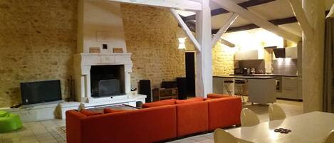 Televisio, pöytäjalkapallopöytä, kirjoja, stereot