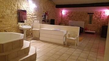 Een bad/douchecombinatie, een haardroger, handdoeken, zeep