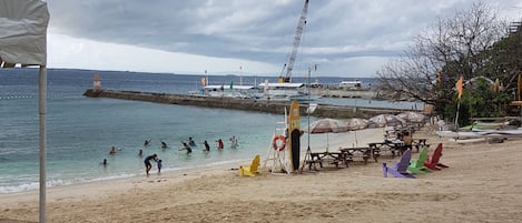 Playa en los alrededores, camastros y toallas de playa
