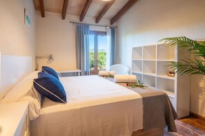 3 bedrooms, in-room safe, iron/ironing board, travel cot