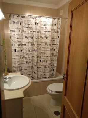 Combined shower/bathtub, hair dryer, bidet, towels - Apart Arco-Íris | Amazing view (Lagos)