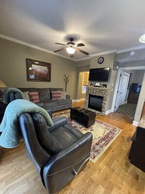 TV, fireplace, DVD player - CLEARLY THE BEST RIGHT HERE (Pigeon Forge)