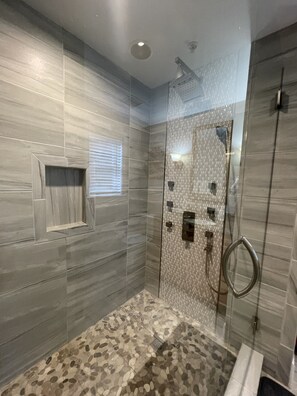Dusche, Regendusche, Haartrockner, Handtücher