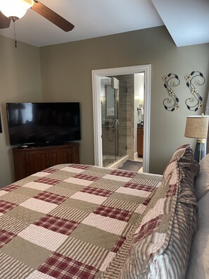 1 bedroom, iron/ironing board, WiFi, bed sheets - CLEARLY THE BEST RIGHT HERE (Pigeon Forge)