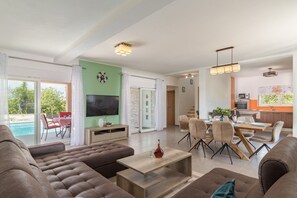 Fernseher, Kamin, DVD-Player, Tischtennisplatte