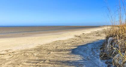 Steps to Pool & Beach: St. Helena Island Escape!